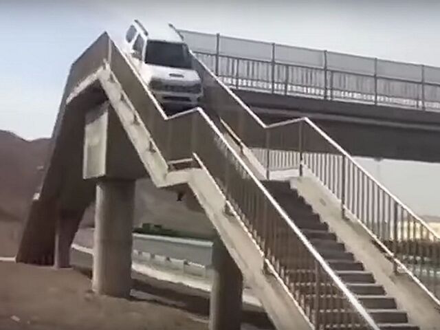 Suzuki Jimny - prejazd cez schody