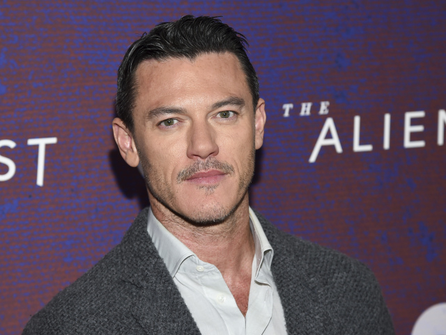 Herec Luke Evans na archívnom zábere.,
