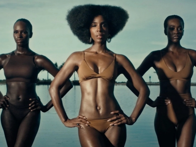 Speváčka Kelly Rowland na zábere z videa Coffee.