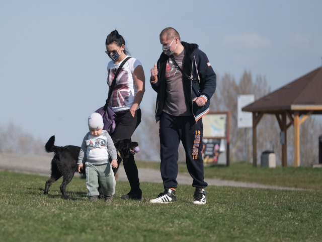 koronavírus rúško rodina
