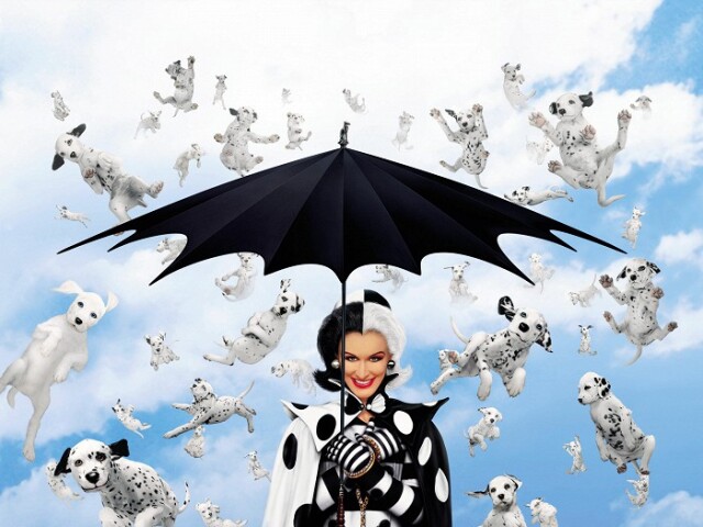 Herečka Glenn Close ako Cruella de Vil na zábere z filmu 102 dalmatíncov. 