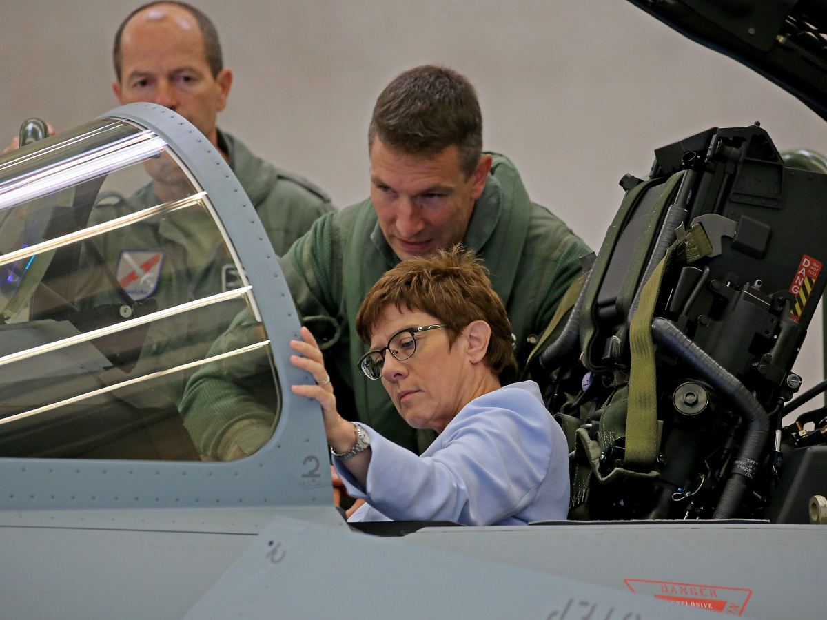 DN - Annegret Krampová Karrenbauerová Stíhaèka Eurofighter