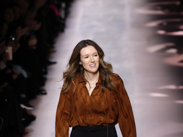 Dizajnérka Clare Waight Keller po závere prehliadky Givenchy Haute Couture Jar/Leto 2020.