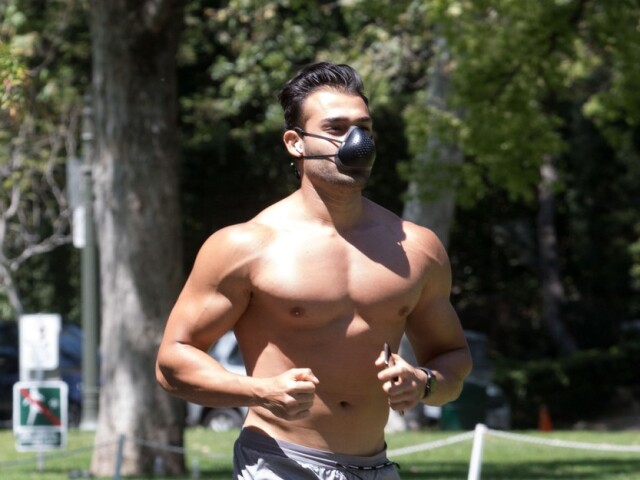 Model a tréner Sam Asghari počas ranného behu. Aj s netradičnou maskou na tvári. 