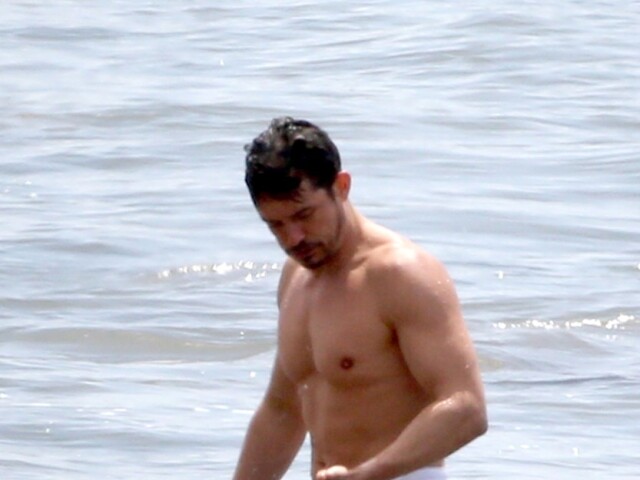 Herec Orlando Bloom na pláži v Kalifornii. 