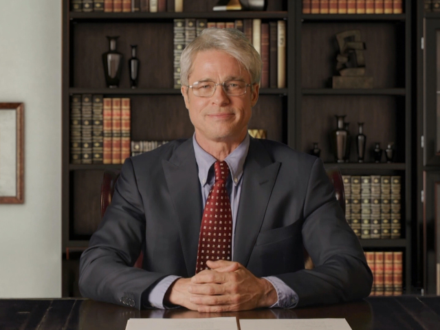 Herec Brad Pitt ako Dr. Anthony Fauci v epizóde skečovej šou Saturday Night Live.