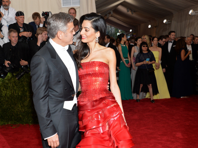 Rok 2015: Herec George Clooney a jeho manželka Amal Clooney na otvorení výstavy China: Through the Looking Glass v New Yorku.