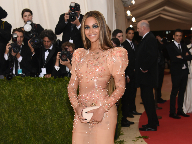 Rok 2016: Speváčka Beyonce v kreácii Givenchy Haute Couture na akcii Costume Institute Benefit Gala v rámci otvorenia výstavy Manus x Machina: Fashion in an Age of Technology.