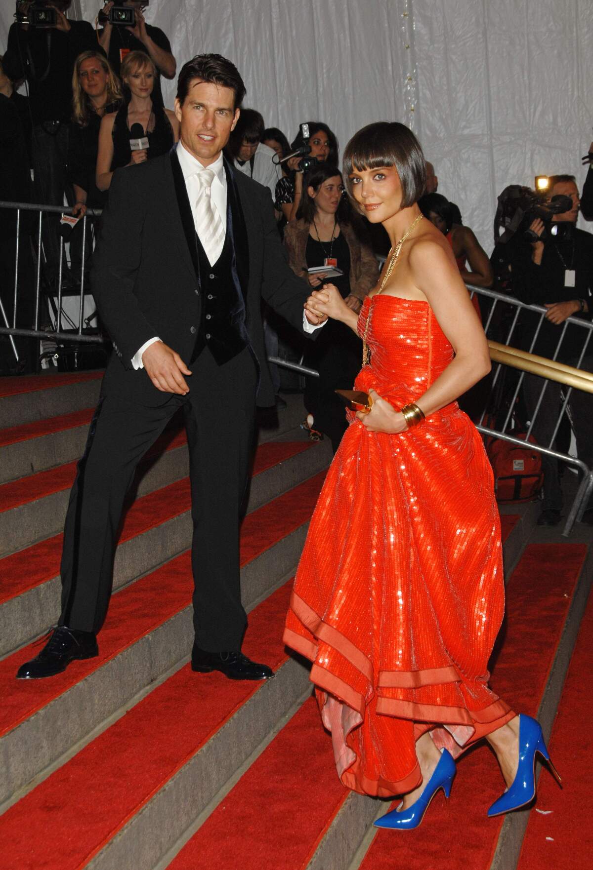 Rok 2008: Herec Tom Cruise a jeho vtedajšia manželka Katie Holmes na otvorení výstavy Superhrdinovia: Móda a fantázia v rámci akcie MET Gala. 