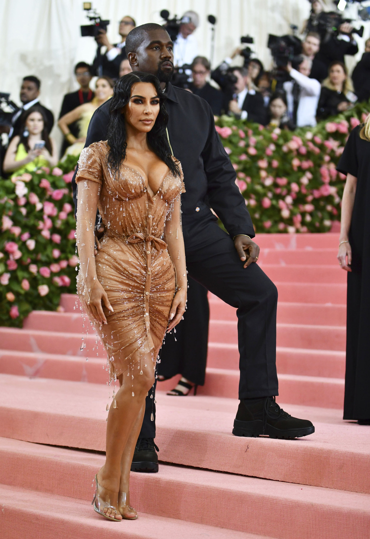 Rok 2019: Televízna osobnosť Kim Kardashian v kreácii od Thieryho Muglera a jej manžel Kanye West 