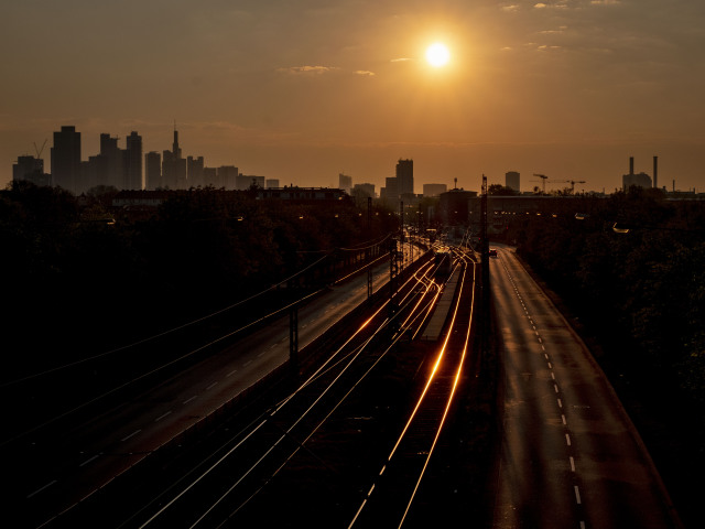 Frankfurt / Koľajnice / železnica / Východ Slnka / Slnko /