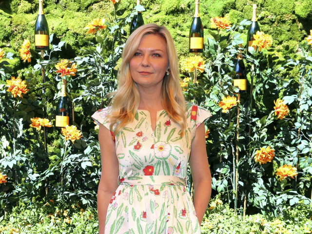 Herečka Kirsten Dunst s šatách s midi dĺžkou. 