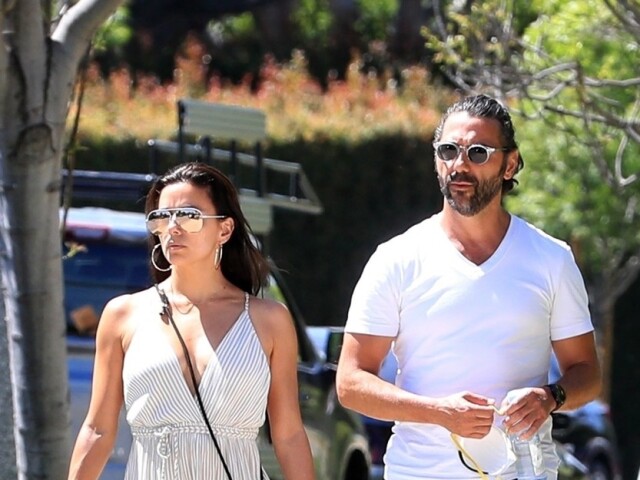Herečka Eva Longoria a jej manžel José Baston na prechádzke uličkami Beverly Hills. 