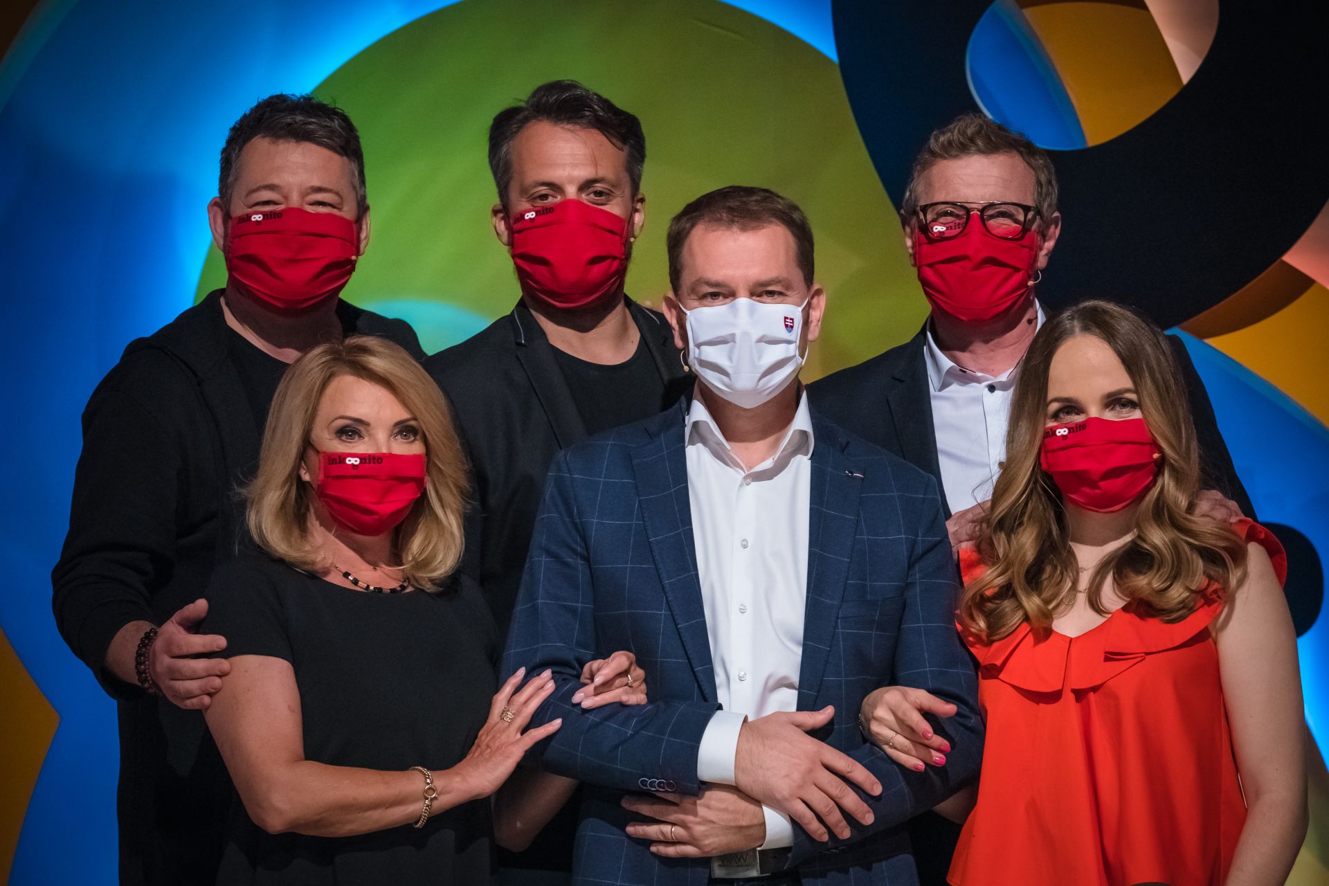 Premiér Matovič "návštevu" Inkognita uzavrel spoločnou fotkou s účinkujúcimi.