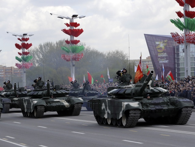 bielorusko vojenská prehliadka minsk tanky