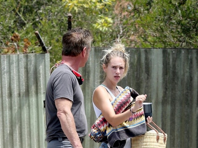 Herec Sean Penn a jeho dcéra Dylan spoločne mieria na piknik na pláži. 
