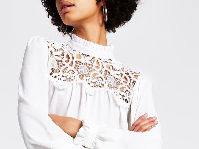 Blúzka s aplikáciou z makramé River Island. Predáva sa za 39 eur. 