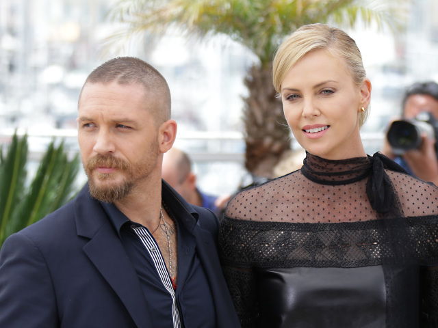 Herec Tom Hardy a herečka Charlize Theron na archívnom zábere z mája 2015. 