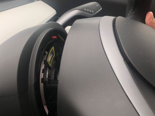 Tesla 3 - odpadnutý volant