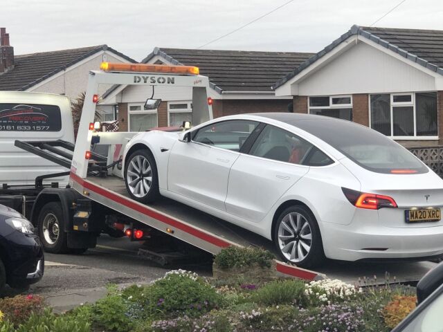 Tesla 3 - odpadnutý volant