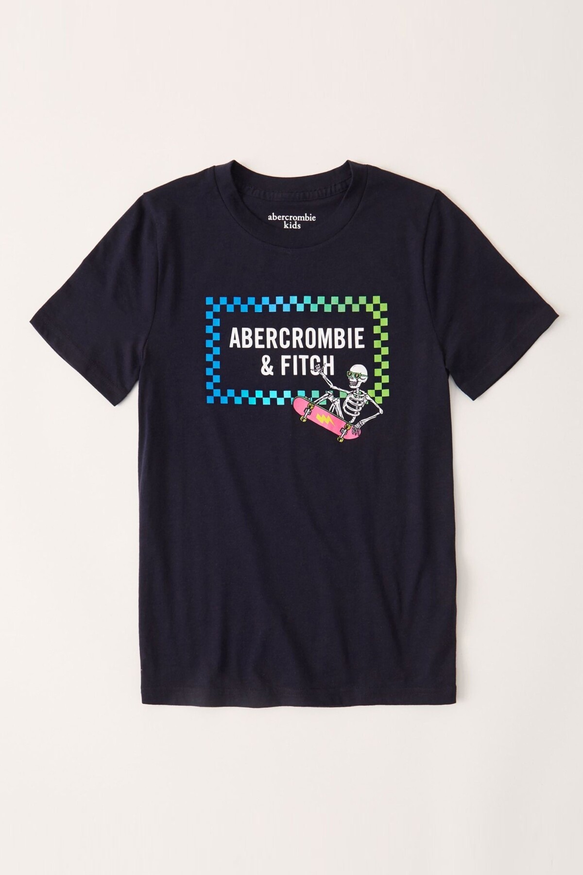 Unisexové tričko s logom a animovaným motívom Abercrombie & Fitch. Predáva sa za 19 eur. 