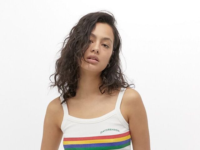Dámske tielko s dúhovým motívom. Predáva Urban Outfitters za 18 eur. 