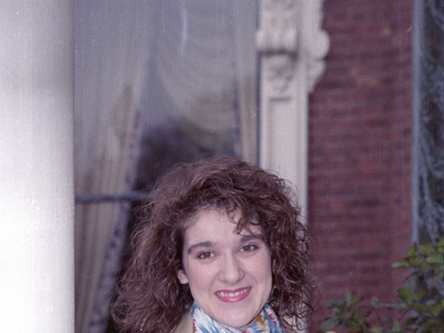 Speváčka Celine Dion v roku 1988 s cenou Eurovízie po víťazstve v pesničkovej súťaži. 