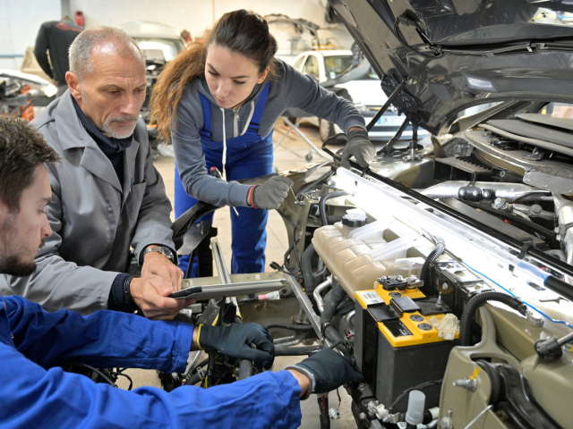 automechanik, žiak, vysvetľovanie, duálne vzdelávanie