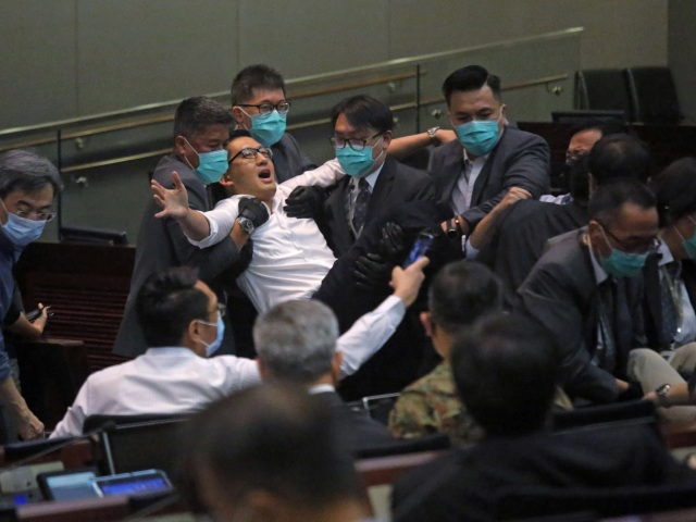 Čína Hongkong parlament bitka nepokoje