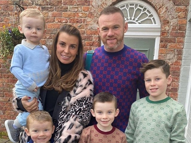 Futbalista Wayne Rooney a jeho manželka Coleen s ich štyrmi synmi.