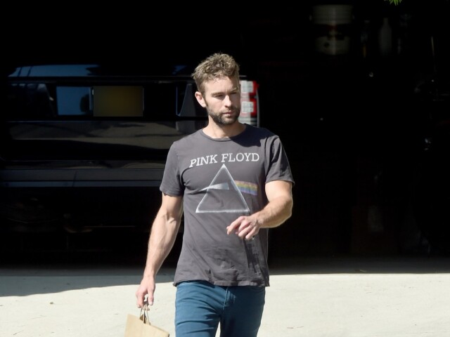 Herec Chace Crawford počas pandémie zjavne zamakal na bicepsoch. 