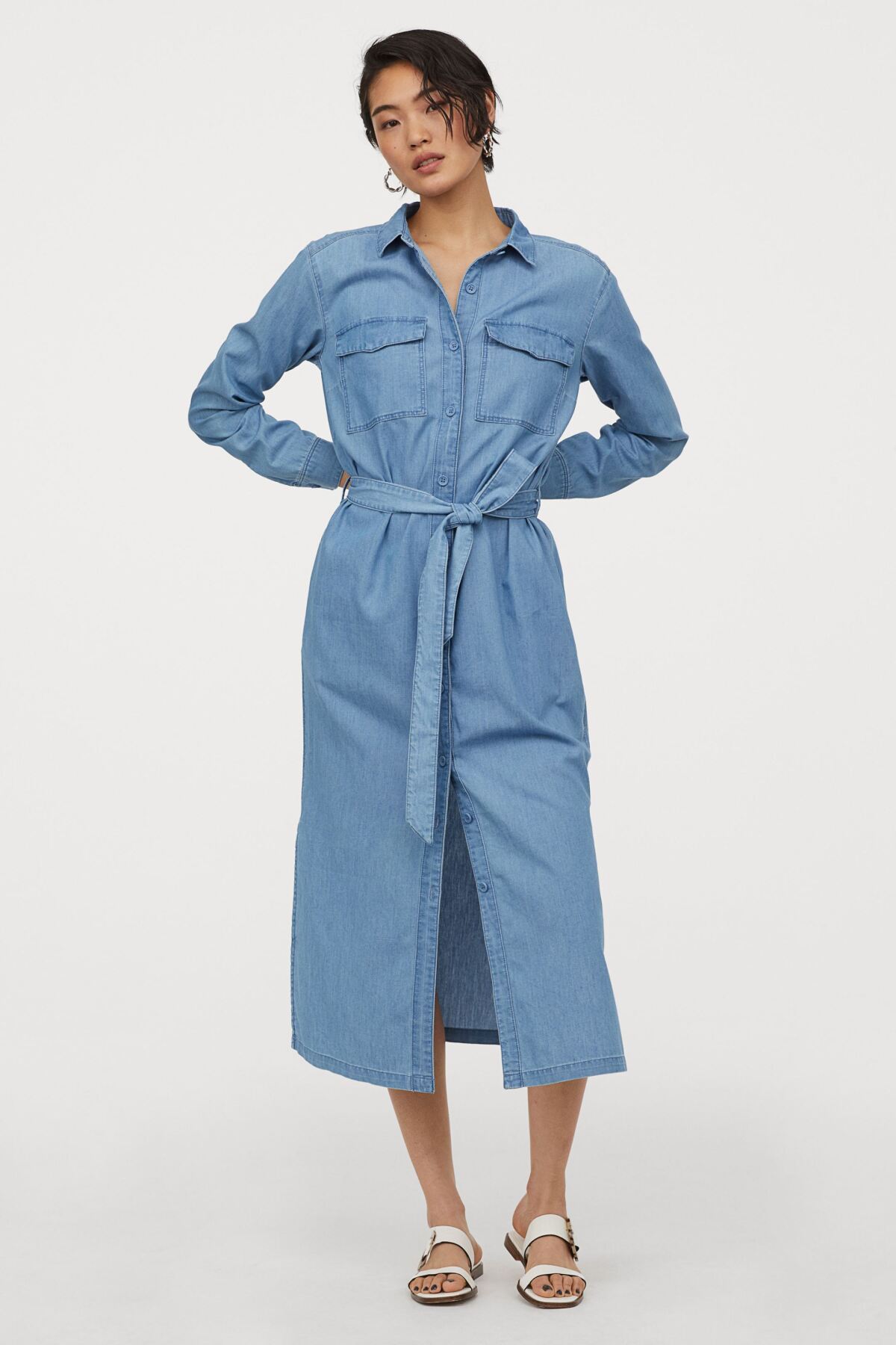 Denimové šaty H&M, predávajú sa za 39,99 eura. 