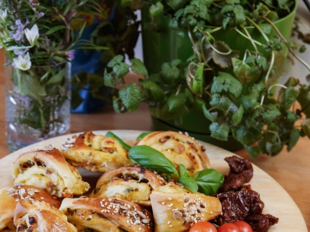 Bazalkové trojuholníčky s mozzarellou a pažítkou