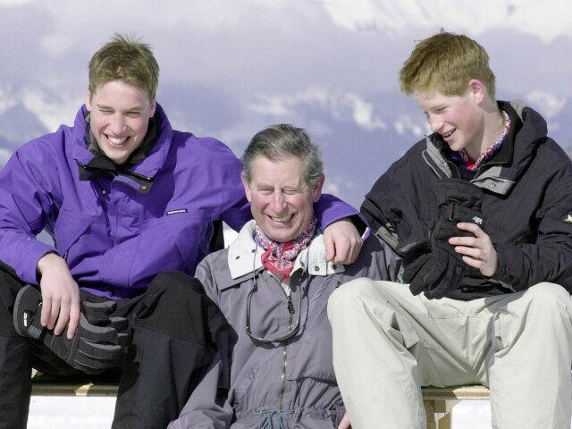 Princ William (vľavo), jeho brat Harry a ich otec - princ Charles spoločne na zábere z roku 2000.
