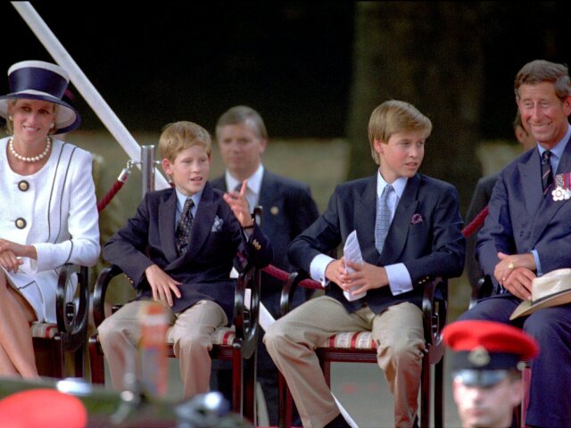Záber z roku 1995: Princezná Diana so synmi princom Harrym a princom Williamom a s manželom Charlesom. 