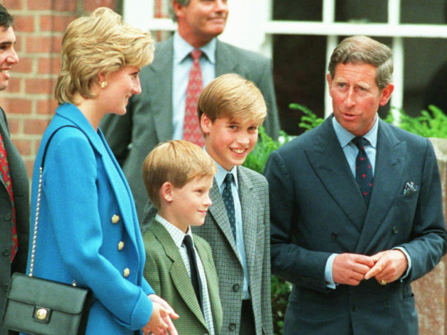 Záber z roku 1995: Princezná Diana so synmi princom Harrym a princom Williamom a s manželom Charlesom. 