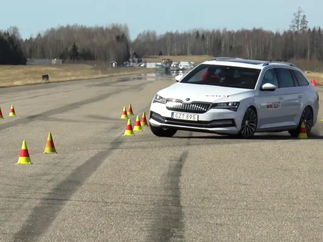 Škoda Superb iV - losí test 2020