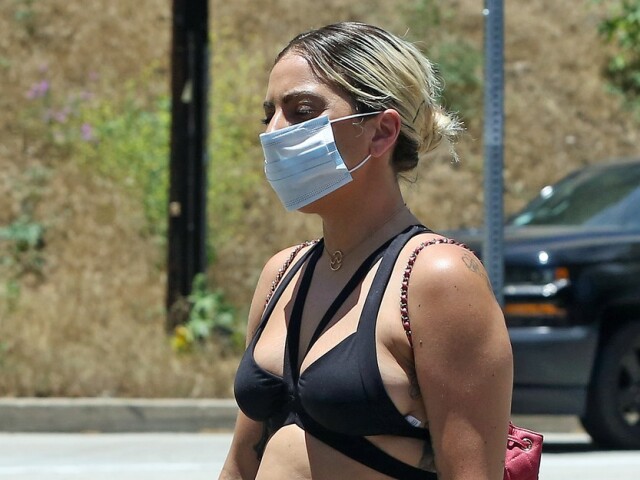 Speváčka Lady Gaga sa počas posledného májového víkendu objavila v uliciach takto. 