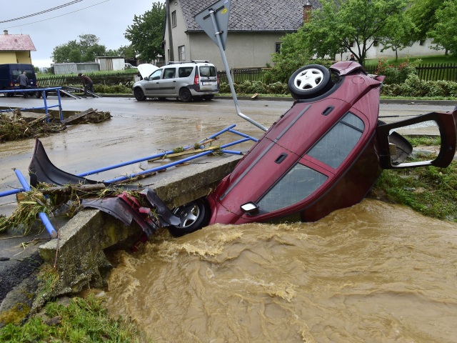 česko povodeň záplavy voda auto