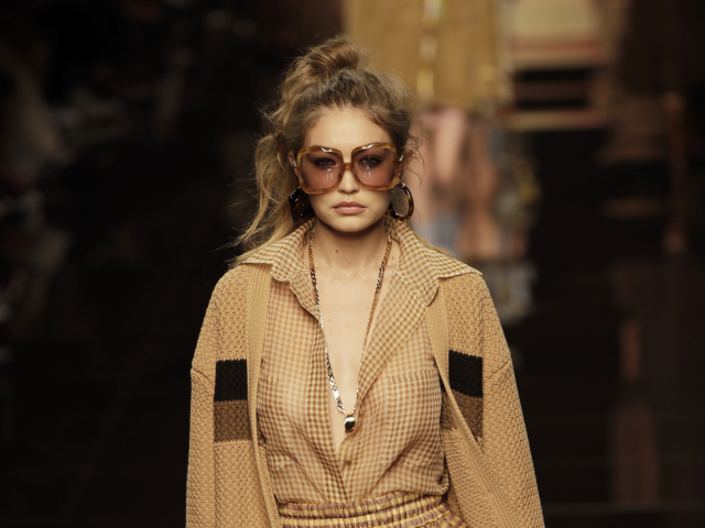 Modelka Gigi Hadid na prehliadke značky Fendi so slnečnými okuliarmi v retro štýle sedemdesiatych rokov.