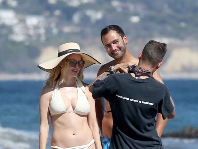 Herečka Heather Graham na zábere z pláže v Malibu. 