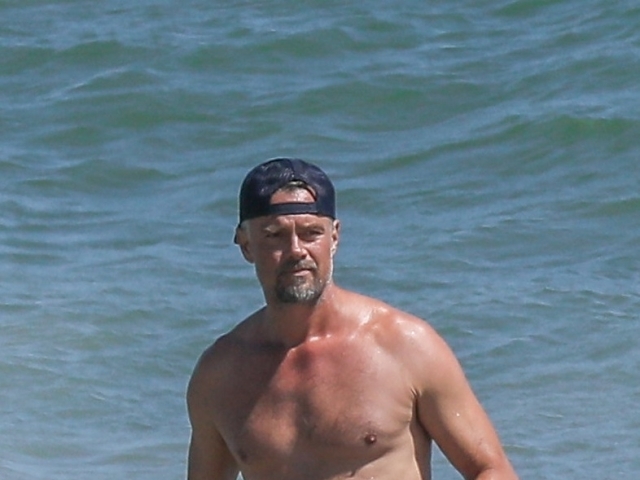 Herec Josh Duhamel na zábere z pláže v Malibu. 