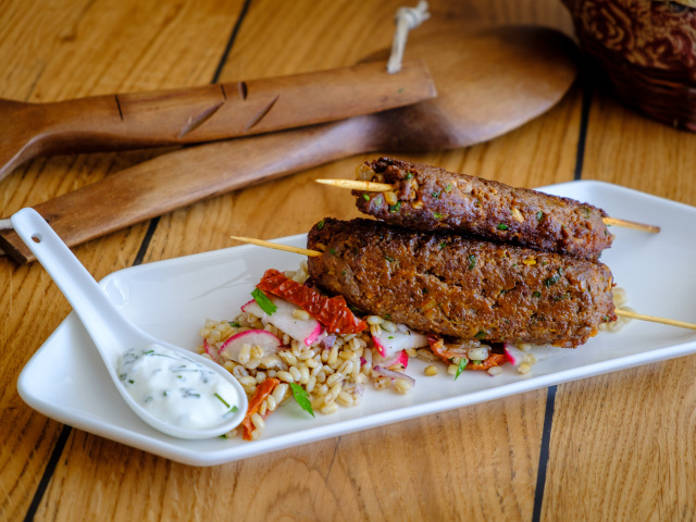 Kofta kebab s krúpovo-reďkovkovým šalátom, grilovanie,