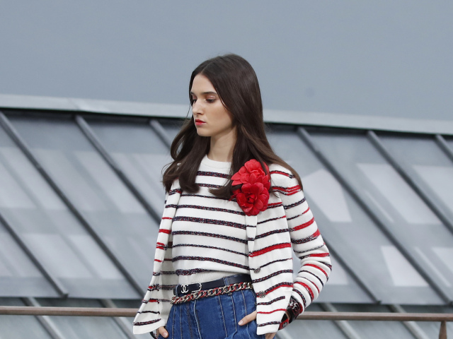Modelka na prehliadke značky Chanel v džínsoch s vysokým pásom. 