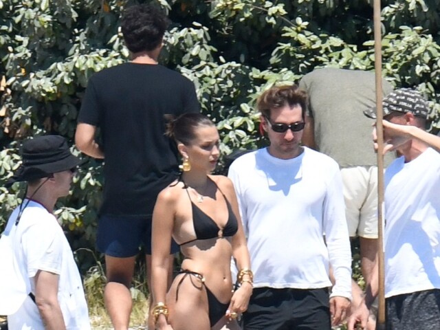 Topmodelka Bella Hadid na pláži na Korzike absolvovala profesionálne fotenie. 