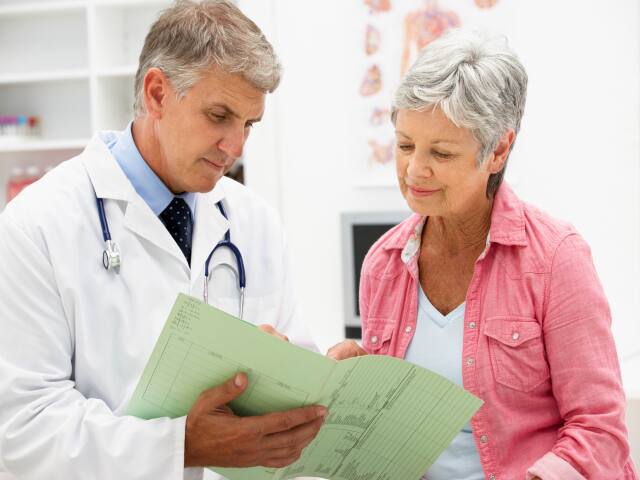 doktor, dôchodkyňa, papiere, čítanie, preventívna prehliadka