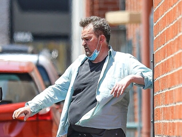 Herec Matthew Perry na zábere paparazzov je na nespoznanie. 