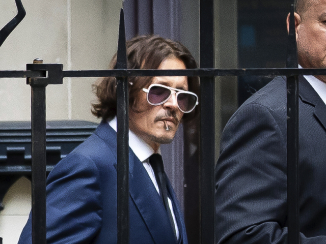 Herec Johnny Depp odchádzal zo súdu v Londýne už bez šatky na ústach. 