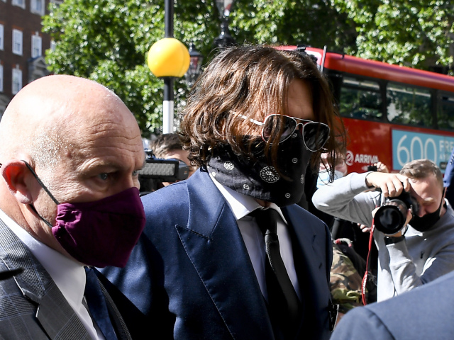 Herec Johnny Depp prichádza na súd v Londýne. 