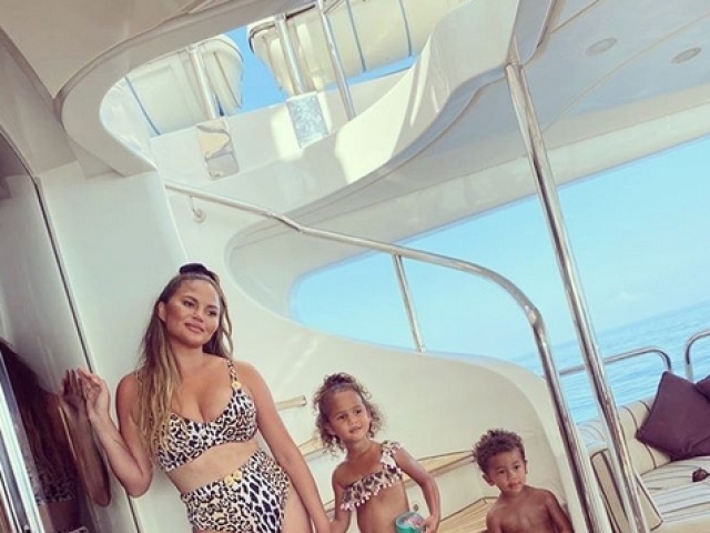 Modelka Chrissy Teigen so svojimi dvoma deťmi. 